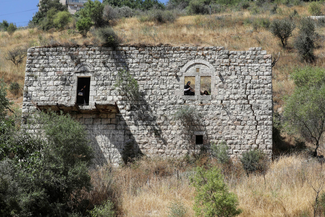 Bangunan tua terlihat di lereng bukit di Lifta, sebuah desa Arab Palestina yang hancur dan penduduknya meninggalkan permukiman di pinggiran Yerusalem. Foto: Ammar Awad/REUTERS