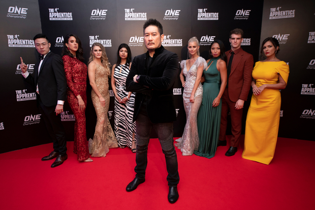 CEO dan Chairman ONE Championship Chatri Sityodtong berfoto bersama penasihat dan beberapa kandidat dalam acara red carpet 'The Apprentice: ONE Championship Edition' pada Maret silam. Foto: ONE Championship
