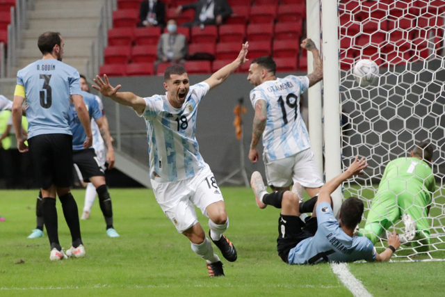 Selebrasi pemain Argentina Guido Rodriguez usai mencetak gol ke gawang Uruguay pada pertandingan lanjutan Grup A Copa America 2021 di Estadio Mane Garrincha, Brasilia, Brasil. Foto: Henry Romero/REUTERS