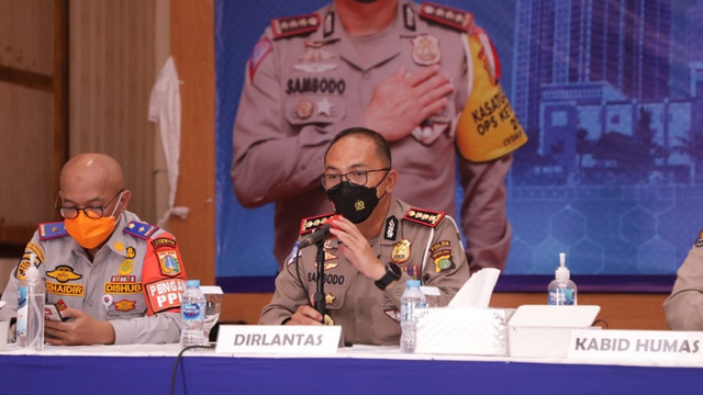 Dir Lantas Polda Metro Jaya Kombes Pol Sambodo Purnomo memberikan paparan saat konpers pembatasan mobilitas pengguna jalan pada masa PPKM di wilayah DKI Jakarta. Foto: Twitter/@TMCPoldaMetro