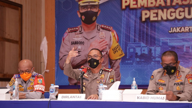Dir Lantas Polda Metro Jaya Kombes Pol Sambodo Purnomo memberikan paparan saat konpers pembatasan mobilitas pengguna jalan pada masa PPKM di wilayah DKI Jakarta. Foto: Twitter/@TMCPoldaMetro