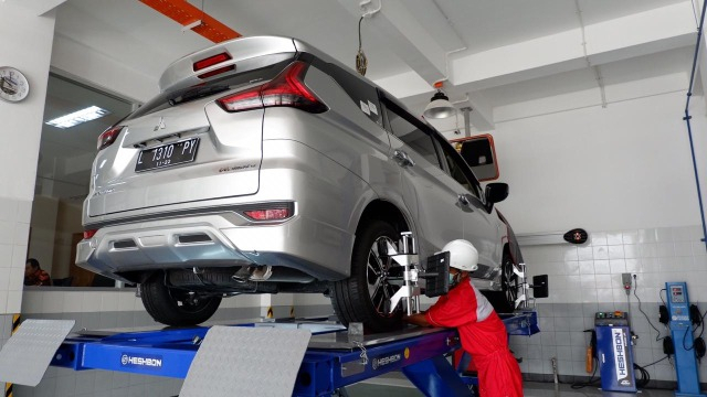 Spooring dan balancing Mitsubishi Xpander Foto: Aditya Pratama Niagara/kumparanOTO