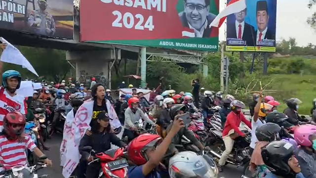 Ribuan warga Madura melakukan aksi unjuk rasa menolak penyekatan Jembatan Suramadu dengan iring-iringan kendaraan bermotor dari Bangkalan menuju Balai Kota Surabaya, Jawa Timur, Senin (21/6).  Foto: Dok. Istimewa