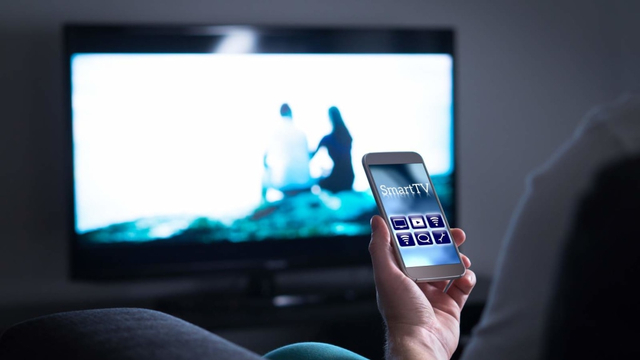 Ilustrasi menonton TV. Foto: Shutter Stock