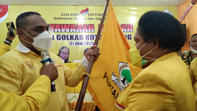 Penyerahan bendera pataka Partai Golkar Kota Sorong dari Wasekjen DPP Partai Golkar kepada Ketua DPD Partai Golkar Kota Sorong terpilih, foto: Yanti/Balleo News