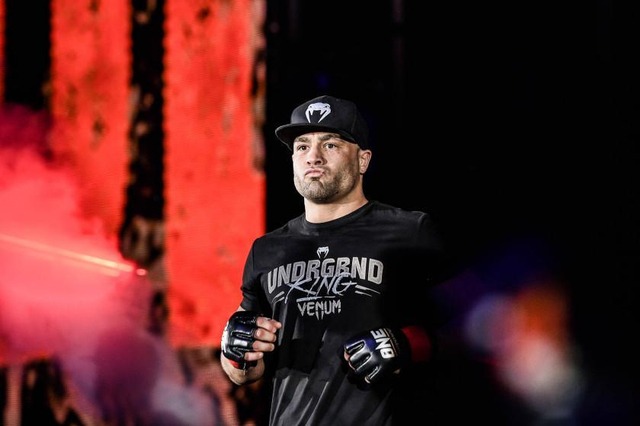 Eddie Alvarez memasuki arena jelang sebuah laga di ONE Championship. Foto: ONE Championship