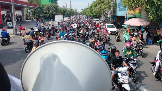 Warga Madura menggelar unjuk rasa terkait tes antigen di Jembatan Suramadu. Foto: Dok. Ahmad Annur
