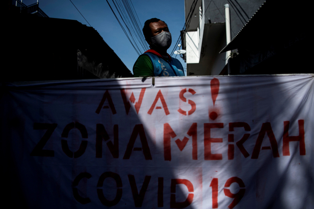 Warga beraktivitas di zona merah COVID-19 RT 006 RW 01, Gandaria Selatan, Cilandak, Jakarta Selatan, Senin (21/6/2021). Foto: Sigid Kurniawan/Antara Foto