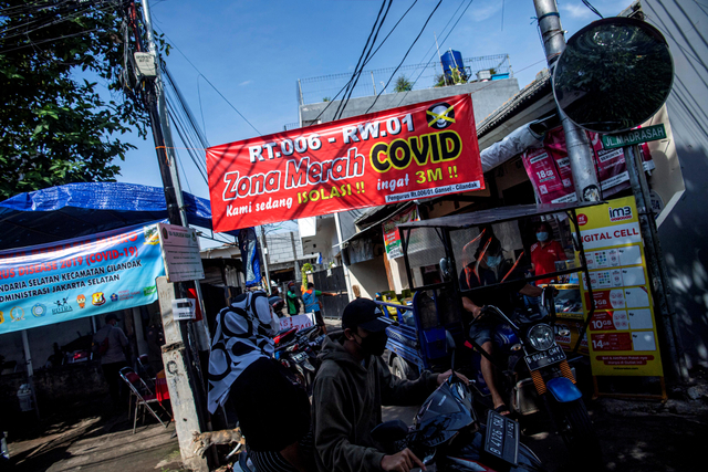 Warga beraktivitas di zona merah COVID-19 RT 006 RW 01, Gandaria Selatan, Cilandak, Jakarta Selatan, Senin (21/6/2021). Foto: Sigid Kurniawan/Antara Foto