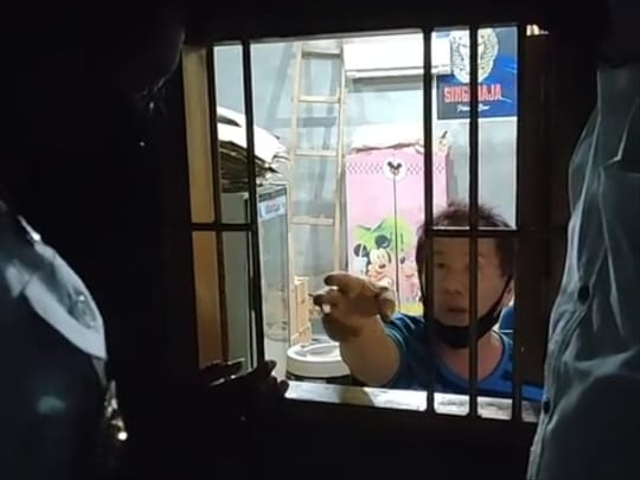 FOTO: Bos miras saat menunjuk ke arah wakil Bupati Irawati.