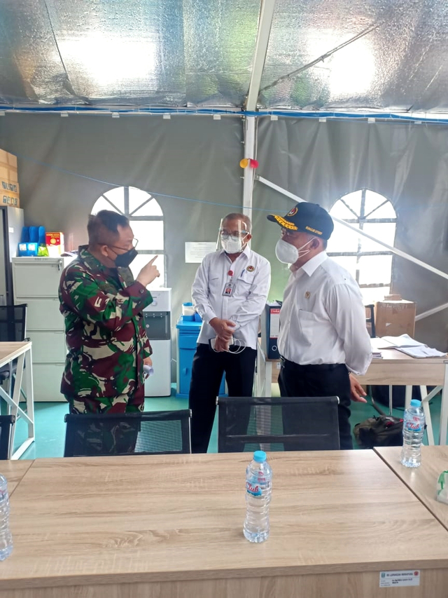 Laksma TNI dr. I Dewa Gede Nalendra Djaya Iswara (kiri) saat menunjukkan Rumah Sakit Lapangan Kogabwilhan II Indrapura di Surabaya. Foto: Puspen TNI