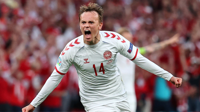 Pemain Denmark Mikkel Damsgaard merayakan mencetak gol pertama mereka saat melawan Rusia di Stadion Parken, Kopenhagen, Denmark, Senin (21/6). Foto: Pool via REUTERS/Wolfgang Rattay 