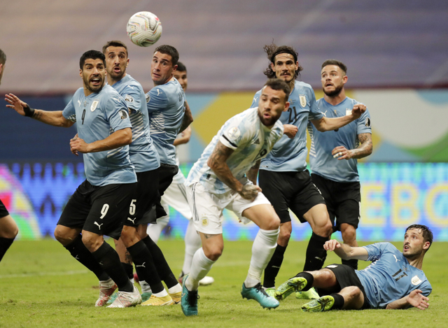 Pemain Uruguay Luis Suarez bersama rekan setim melakukan pertahanan saat gempuran dari Argentina dalam laga Copa America 2021 di group A. Foto: REUTERS/Ueslei Marcelino