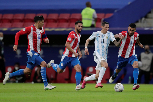 Pemain Argentina Angel Di Maria berusaha melewati hadangan tiga pemain Paraguay pada pertandingan lanjutan Grup A Copa America 2021 di Estadio Mane Garrincha, Brasilia, Brasil.
Foto: Ueslei Marcelino/REUTERS