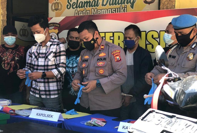 Kapolsek Ternate Utara saat menggelar konferensi pers di Mapolsek. Foto: Samsul Hi Laijou/cermat
