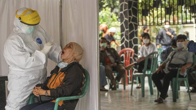 Petugas kesehatan mengambil sampel lendir seorang warga saat tes usap PCR COVID-19 massal di Kantor Kecamatan Pancoran Mas, Depok, Jawa Barat, Kamis (7/1). Foto: Asprilla Dwi Adha/ANTARA FOTO