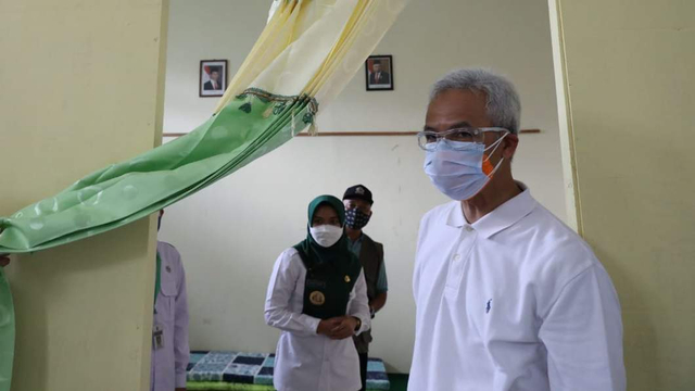 Gubernur Jawa Tengah Ganjar Pranowo meninjau relawan satgas Jogo Tonggo serta tempat isolasi yang diperuntukkan bagi pasien OTG COVID-19 di Kelurahan Mangunjiwan, Kabupaten Demak, Jum'at (18/6). Foto: Pemprov Jawa Tengah