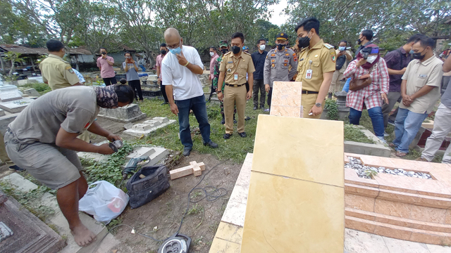 Wali Kota Solo Gibran Rakabuming meninjau proses perbaikan makam