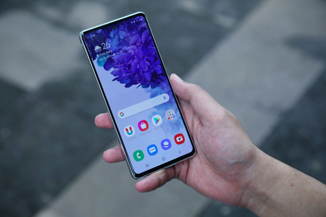 Ilustrasi menggunakan HP Samsung. Foto: Aditia Noviansyah/kumparan