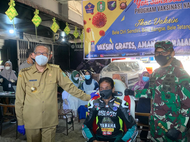 Pebalap senior asal pontianak Syarif Mahmud saat hendak divaksin. Foto: Teri/Hi!Pontianak