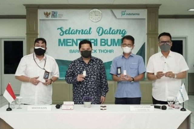 Menteri BUMN Erick Thohir meninjau Indofarma, Senin (21/6).  Foto: Indofarma