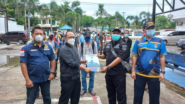 Penyerahan dokumen deportasi 34 ABK pelaku illegal fishing asal Vietman. Foto: Istimewa