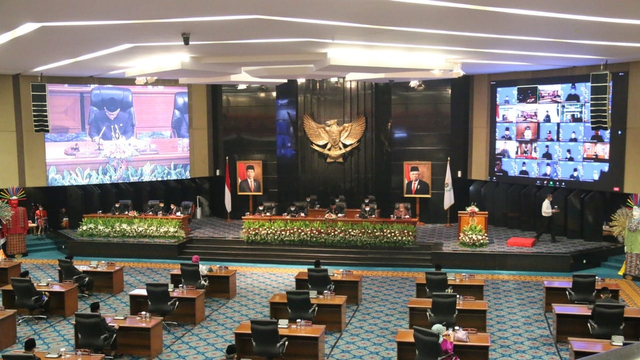 Gubernur DKI Jakarta Anies Baswedan beserta jajaran Pemprov DKI Jakarta menghadiri rapat paripurna DKI Jakarta dalam rangka Peringatan HUT ke-494 Jakarta. Foto: Pemprov DKI Jakarta