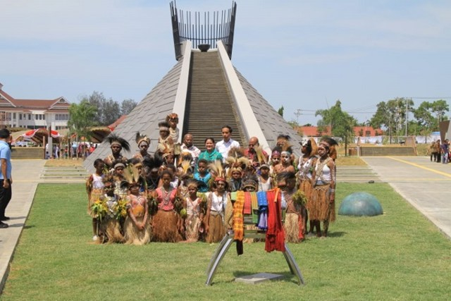 Presiden Joko Widodo dan ibu negara Iriana, berpose bersama di depan Monumen Kapsul Waktu Merauke (BumiPapua.com/Abdel)
