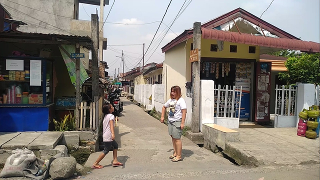 Dua orang warga di depan Gang Dame, Jalan Bersama, Kelurahan Bandar Selamat, Kecamatan Medan Tembung. Di lokasi ini seorang driver ojek online dibegal setelah mengantar pesanan pada Minggu (20/6) dini hari. 