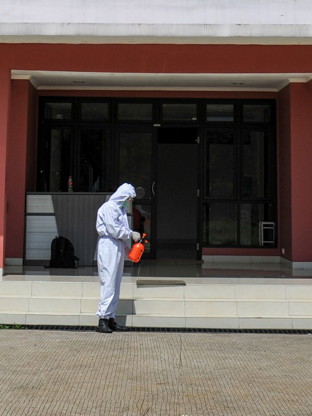 Seorang petugas menyemprotkan cairan disinfektan di halaman Asrama PUPR, Kompleks Kampus Unpad Jatinangor, Kabupaten Sumedang, Jawa Barat, Selasa (22/6/2021). Foto: Raisan Al Farisi/Antara Foto