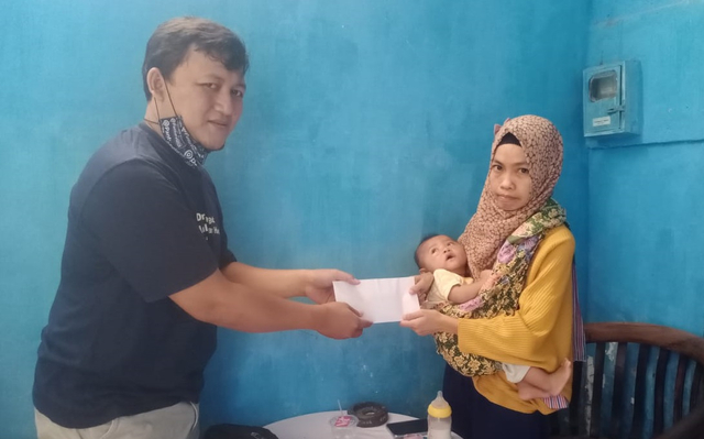 Penyaluran bantuan untuk keluarga almarhum Slamet Ariswanto, ojol yang jadi korban begal. (Foto: Zami Amirudin)