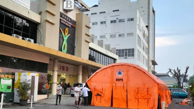 Tenda darurat di RSUD dr Chasbullah Abdulmadjid Kota Bekasi.  Foto: Dok. Istimewa