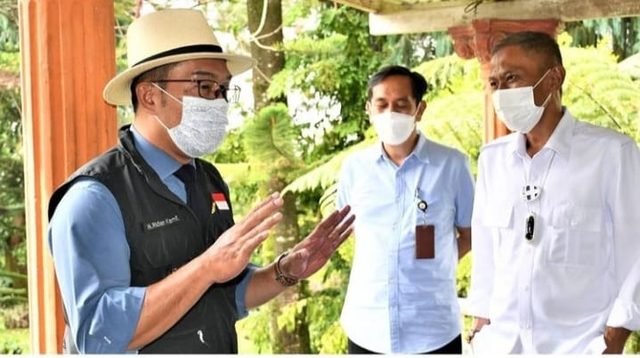 Gubernur Jabar Ridwan Kamil didampingi Wakil Bupati Cianjur Tb Mulyana Syahrudin saat meninjau tempat isolasi Covid-19 di Desa Cimacan, Cipanas, Selasa (22/6/2021).  Foto: Dok. Istimewa