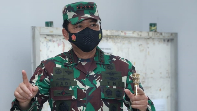 Panglima TNI Marsekal TNI Hadi Tjahjanto saat Sidak tempat Isolasi Terpusat OTG di Rusun Nagrak.  Foto: Puspen TNI