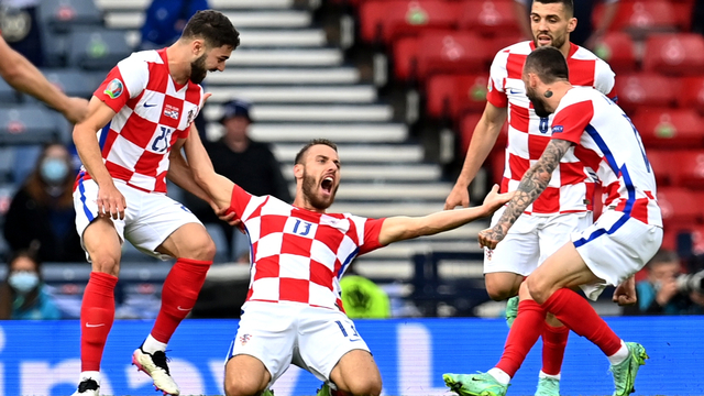 Pemain Kroasia Nikola Vlasic merayakan gol pertama mereka di Stadion Hampden Park, Glasgow, Skotlandia, Inggris, Selasa (22/6). Foto: Pool via REUTERS/Paul Ellis