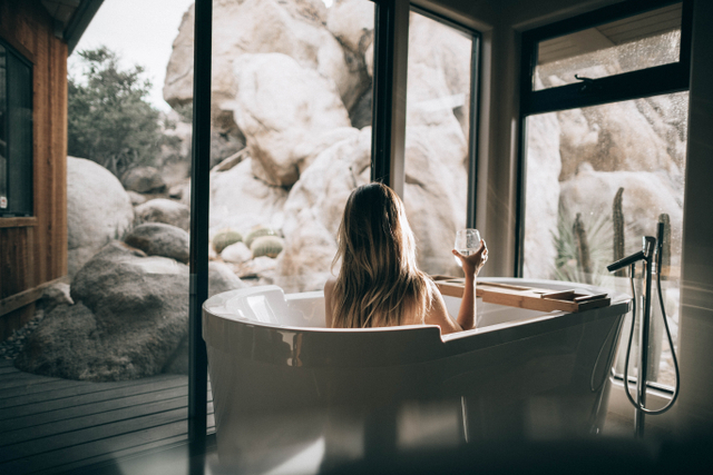 Ilustrasi tata cara mandi wajib setelah haid. Foto: Unsplash