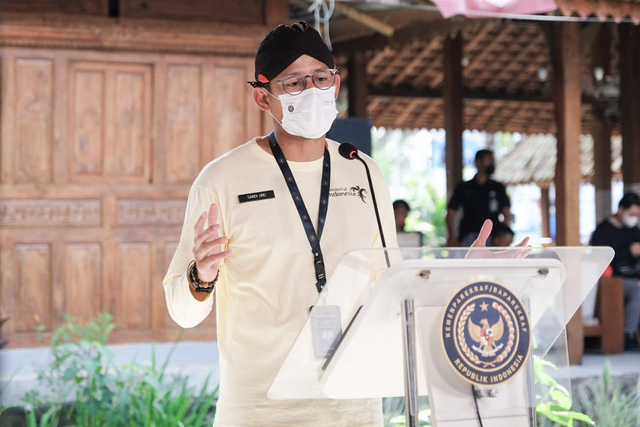 Sandiaga Uno saat memberikan keterangan resmi di Weekly Press Briefing secara hybrid, Selasa (22/6). Foto: Dok. Kemenparekraf