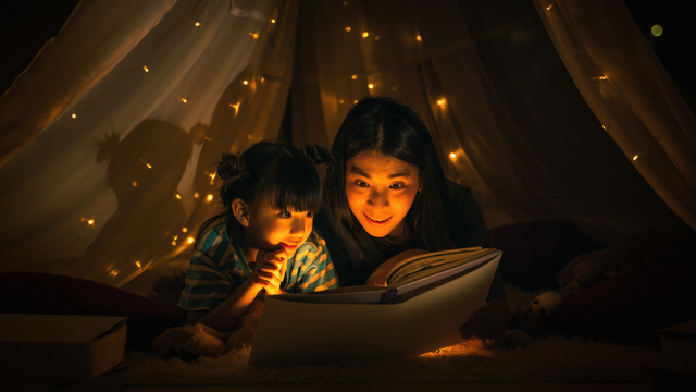 Ilustrasi membacakan dongeng kepada anak. Foto: Shutter Stock