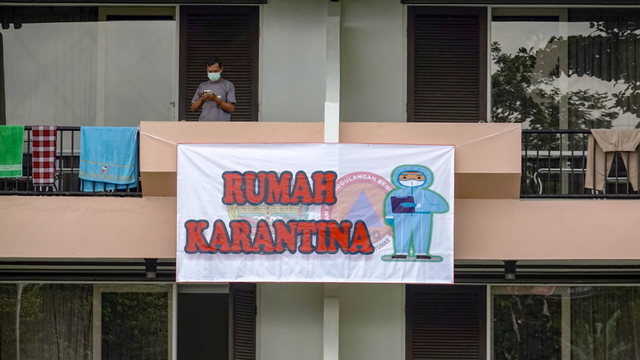 Warga yang terkonfirmasi positif COVID-19 melakukan aktivitas di rumah karantina Hotel Rosenda, Baturraden, Banyumas, Jawa Tengah, Selasa (22/6/2021).  Foto: Idhad Zakaria/ANTARA FOTO