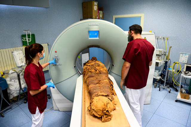 Mumi Mesir menjalani CT scan di rumah sakit Policlinico Milan di Bergamo, Italia. Foto: Flavio Lo Scalzo/REUTERS