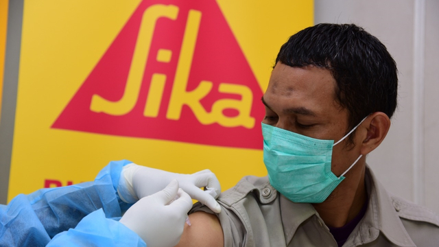 Proses vaksinasi gotong royong untuk karyawan Perusahaan Sika Indonesia di Cileungsi, Bogor. Foto: Sika