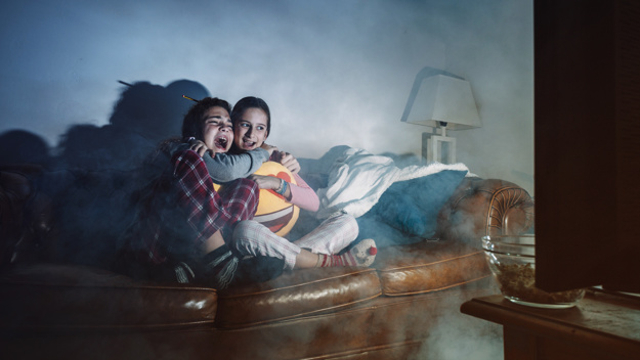 ilustrasi nonton film horor Indonesia, sumber gambar: https://www.freepik.com/