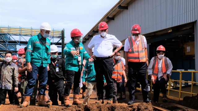 Menko Maritim dan Investasi, Luhut Binsar Pandjaitan (Tengah), meresmikan pabrik pertama yang memproduksi bahan baku baterai kendaraan listrik di Indonesia. Foto: Harita Group