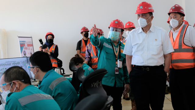 Menko Maritim dan Investasi, Luhut Binsar Pandjaitan, meresmikan pabrik pertama yang memproduksi bahan baku baterai kendaraan listrik di Indonesia. Foto: Harita Group