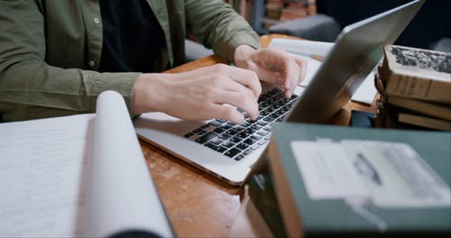 Menyusun berita acara rapat. Foto: dok. https://www.pexels.com/