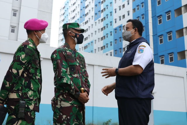 Gubernur DKI Jakarta Anies Baswedan melakukan inspeksi kesiapan Rusun Nagrak di Cilincing, Jakarta Utara, Rabu (23/6).  Foto: Pemprov DKI Jakarta