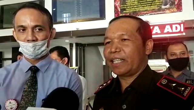 Kepala Kantor Wilayah Direktorat Jenderal Kekayaan Negara (DJKN) Kalimantan Barat, Edward Up Nainggolan, bersama Kajati Kalbar, Masyhudi. Foto: Teri/Hi!Pontianak