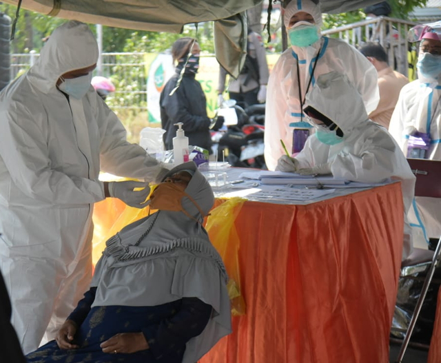 Swab antigen di pos penyekatan Suramadu. Kini penyekatan dan swab antigen di Suramadu resmi dihentikan. Warga Madura yang hendak ke Surabaya wajib membawa SIKM. Foto-foto: Masruroh/Basra