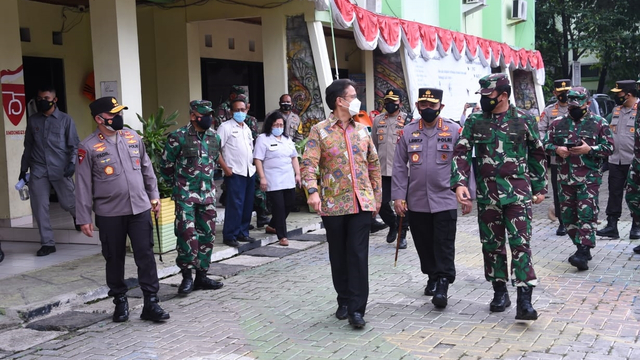 Panglima TNI dan Kapolri Tinjau PPKM Skala Mikro di Marunda dan Kapuk Muara. Foto: Dok. Puspen TNI