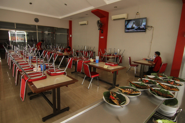 Suasana salah satu rumah makan Padang di kawasan Sukmajaya saat pemberlakuan larangan makan ditempat, Depok, Jawa Barat, Rabu (23/6/2021). Foto: Asprilla Dwi Adha/Antara Foto